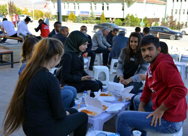 Ahi Evran Üniversitesinde Ahi pilavı dağıtıldı