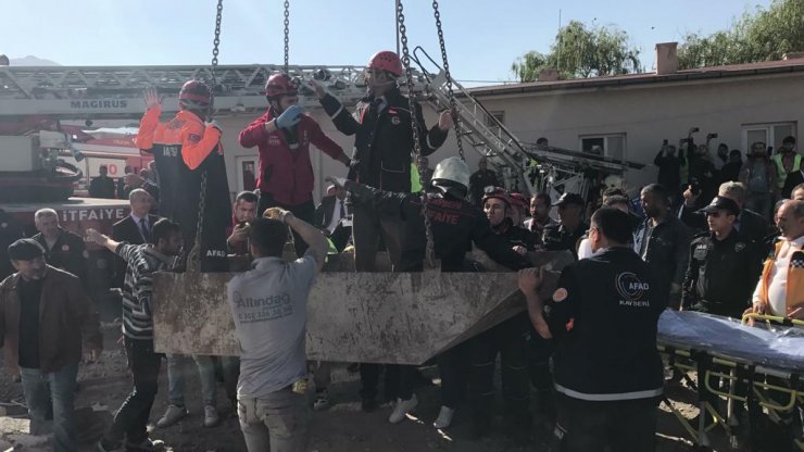 GÜNCELLEME 2 - Kayseri'de inşaat halindeki kongre binasının çatısı çöktü