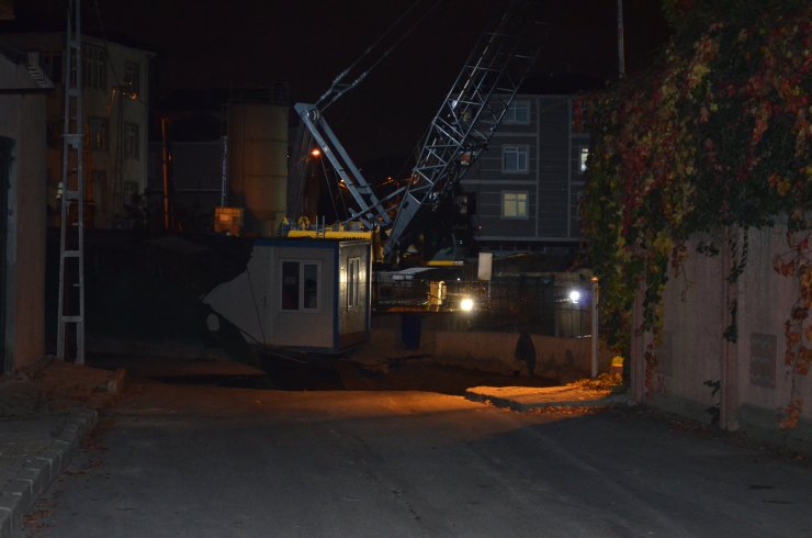 Ümraniye'de inşaat alanı yanındaki yolda göçük