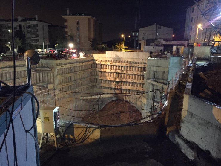 GÜNCELLEME - Ümraniye'de inşaat alanı yanındaki yolda göçük