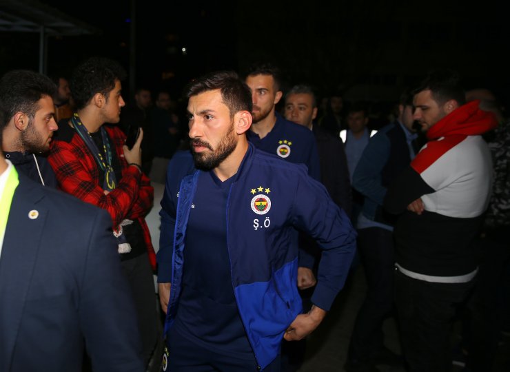 Fenerbahçeli yönetici ve futbolculardan genç taraftarın yakınlarına taziye ziyareti