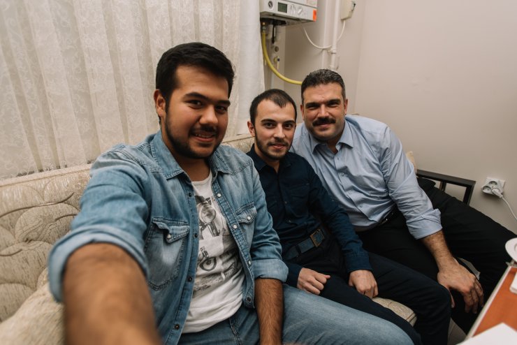 AÜ Rektörü Prof. Dr. Çomaklı'dan öğrenci evine "çat kapı" ziyaret