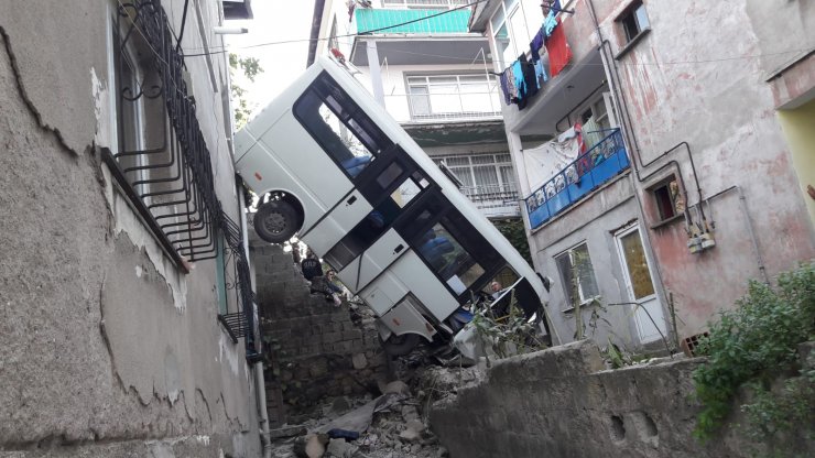 GÜNCELLEME - Kocaeli'de minibüs devrildi: 20 yaralı