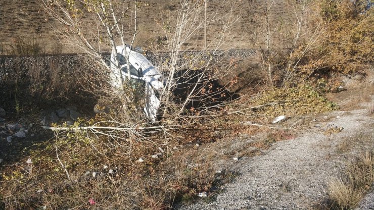 Erzincan'da otomobil şarampole düştü: 1 ölü