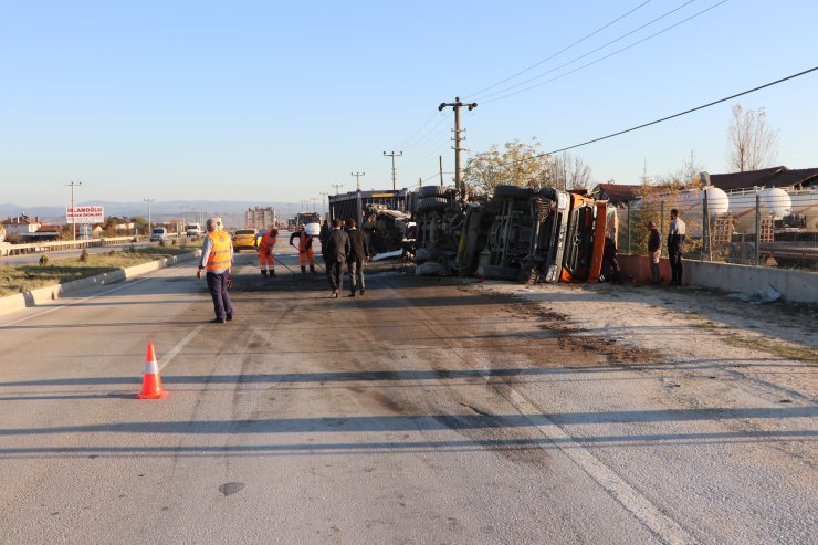 Yol süpürme kamyonu ile maden yüklü tır çarpıştı: 2 yaralı
