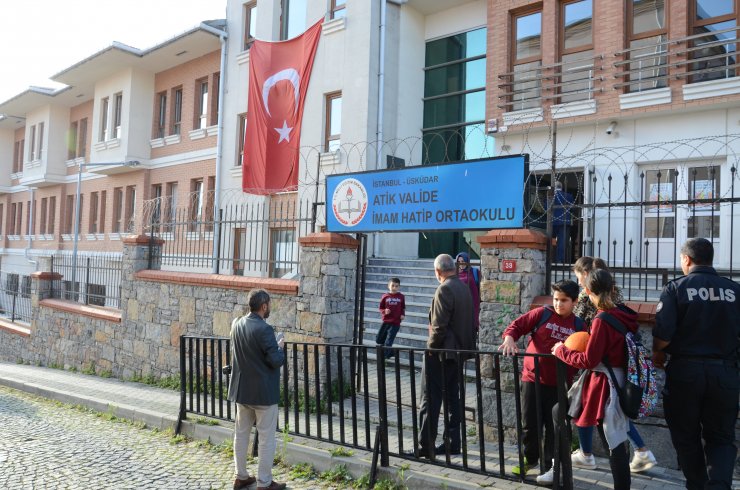 Öğretmen okulda silahla yaralandı