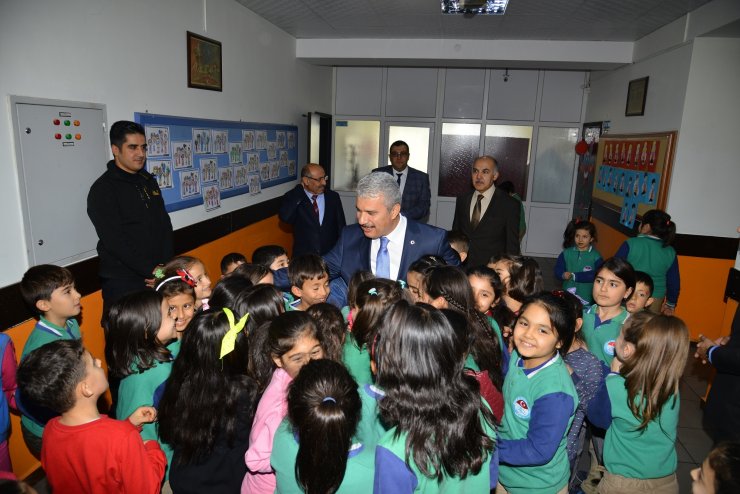 Öğrencilerden Vali Akın'a yoğun ilgi