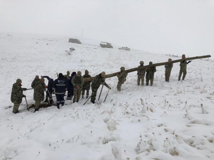 Mehmetçik, köylüler elektriksiz kalmasın diye fırtınada çalıştı