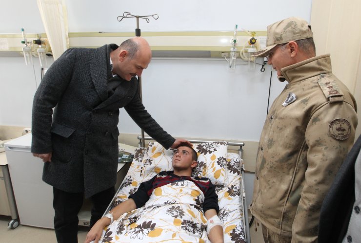 Bakan Soylu'dan patlamada yaralanan askerlere ziyaret