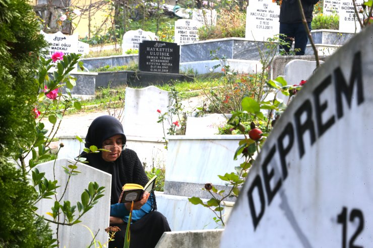 Deprem şehitleri mezarları başında anıldı