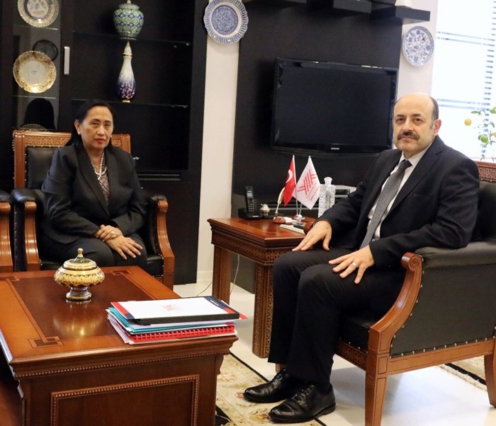 Filipinler'in Ankara Büyükelçisi Sanchez, YÖK Başkanı Saraç'ı ziyaret etti