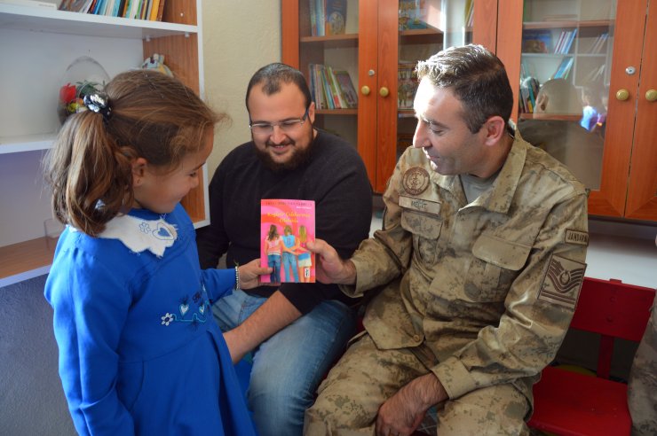 Kömürlüğü kütüphaneye çevirdi