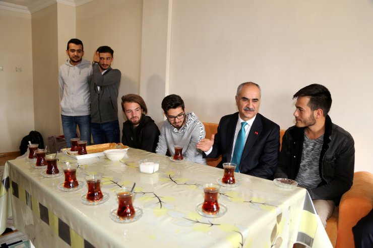 Belediye Başkanı, caddelerde yorganla dolaşan öğrencilere konuk oldu