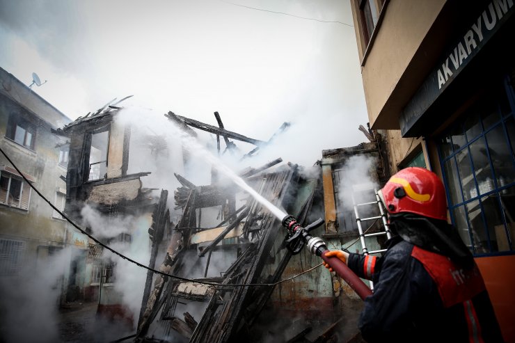 GÜNCELLEME - Bursa'da Kayhan Çarşısı bölgesinde yangın