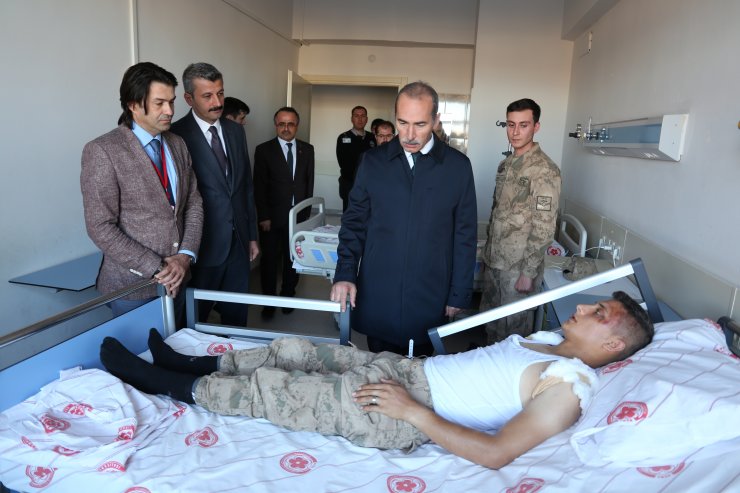 Rektör Yıldız'dan trafik kazasında yaralanan askere ziyaret