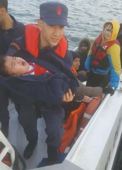 Bottan kurtarılan düzensiz göçmenler