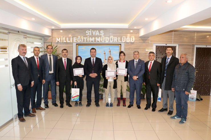 Milli Eğitim Müdürü Savaşçı, başarılı öğrencileri ödüllendirdi