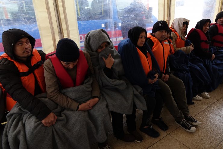 GÜNCELLEME 3 - Adada mahsur kalan düzensiz göçmenler kurtarıldı