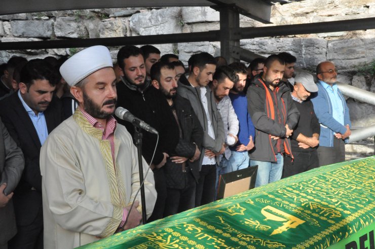 Kalp krizi sonucu ölen futbolcu son yolculuğuna uğurlandı