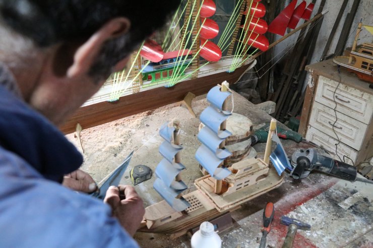 Ağaç ve tahta parçalarını makete dönüştürüyor