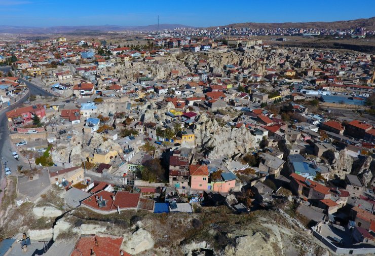 Yüzlerce yıllık kaya oyma ev geleneğinden vazgeçmiyorlar