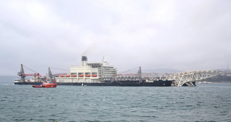 Dünyanın en büyük inşaat gemisi İstanbul Boğazı'ndan geçti