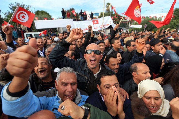Tunuslu işçiler "kamuda maaş dondurma planını" protesto etti