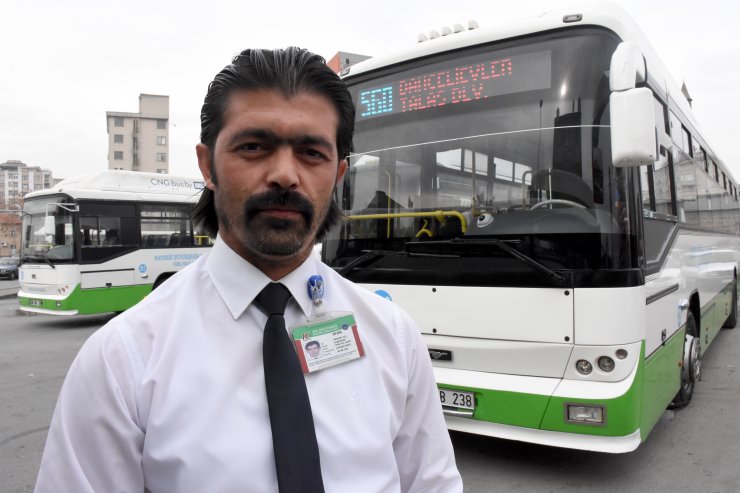 Fenalaşan genci halk otobüsüyle hastaneye götürdü