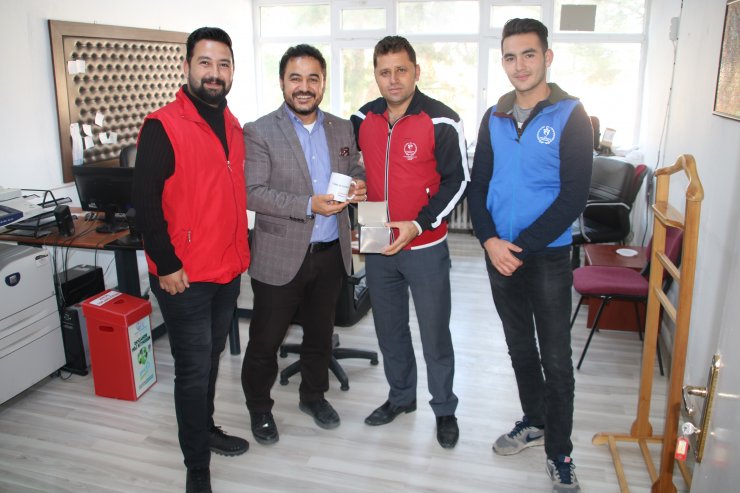 Kamanlı gençlerden okul müdürlerine hediye