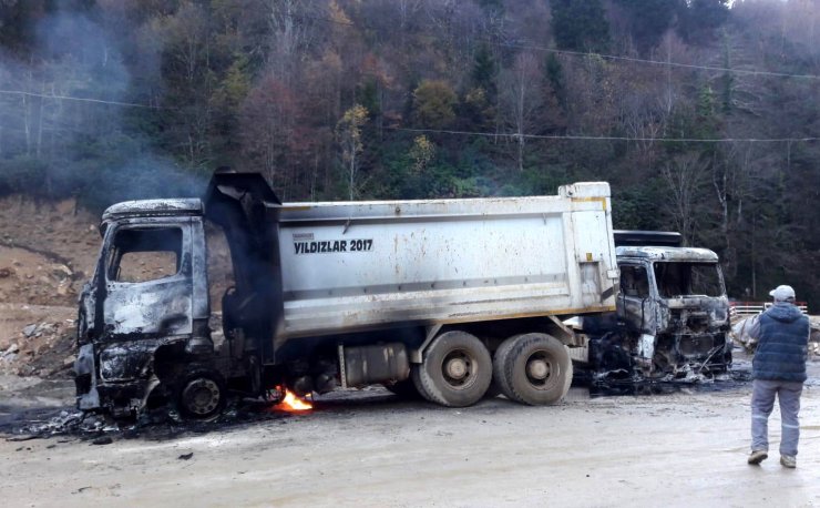 Rize'de 3 kamyon kundaklandı