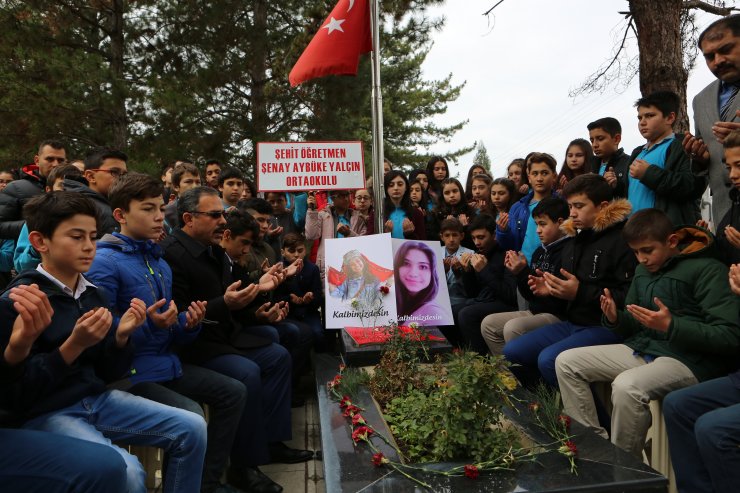 Şehit öğretmen Aybüke Yalçın mezarı başında anıldı