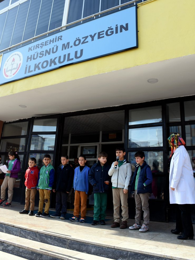 İlkokul öğrencileri Öğretmen Marşı'nı seslendirdi