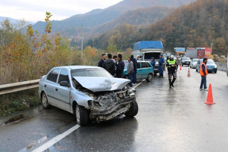 Sakarya'da zincirleme trafik kazası: 3 yaralı