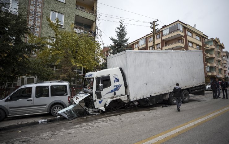 Freni boşalan kamyon 9 araca çarptı