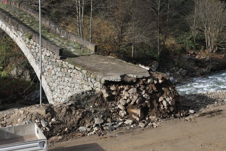 Zarar gören tarihi kemer köprü ayağı onarılacak