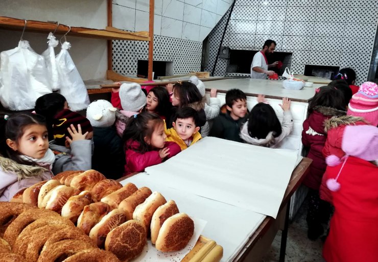 Anaokulu öğrencileri ekmek israf etmemeyi öğreniyor