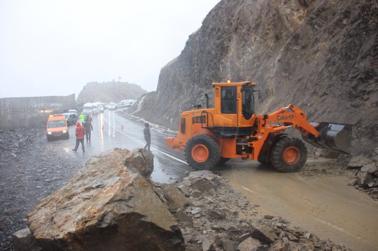 Dağdan kopan kayaların kapattığı yol açıldı