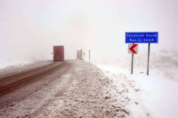 Tendürek Geçidi'nde kar yağışı ve sis