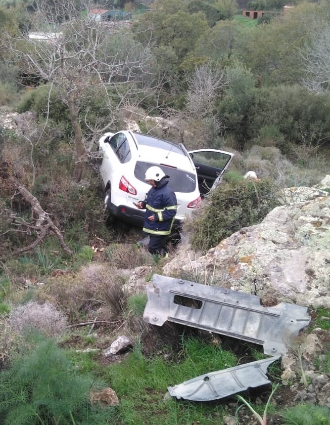 El freni çekilmeyen cip kontrolden çıktı: 2 yaralı