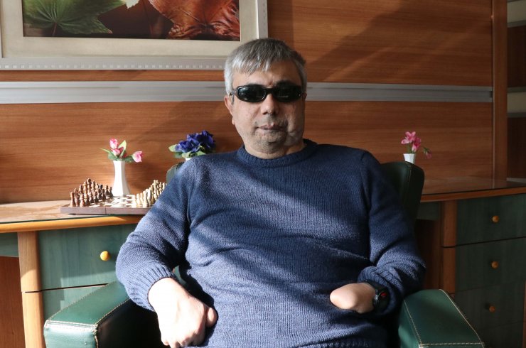 Görme engelli gazi "körleme" ile satrançta rakiplerini mat ediyor