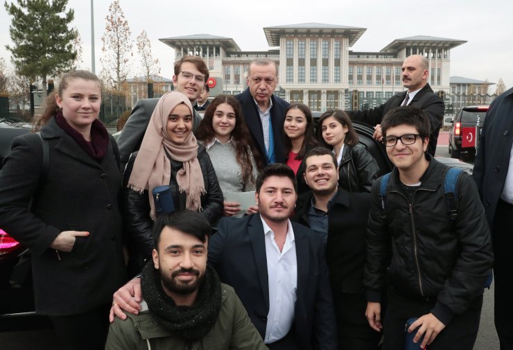 Erdoğan, çaya davet ettiği öğrencileri Külliye'de ağırladı