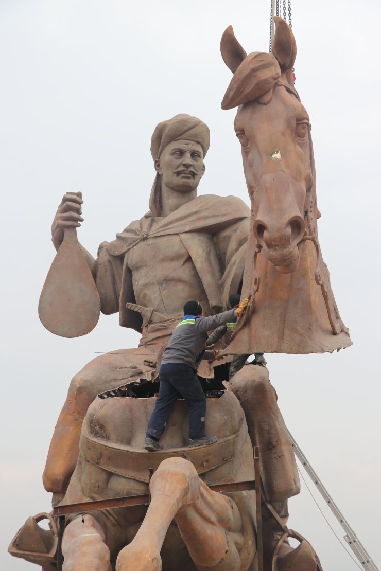 Dev Köroğlu heykelinin montajına başlandı