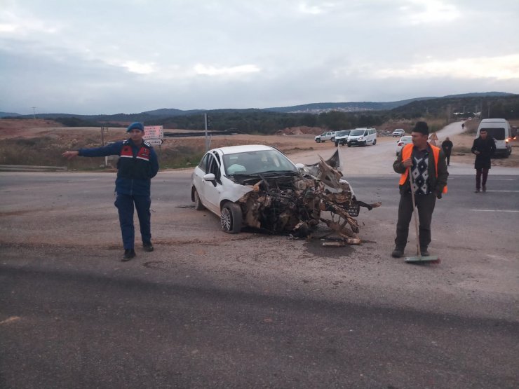 İzmir'de otomobil ile servis otobüsü çarpıştı: 25 yaralı