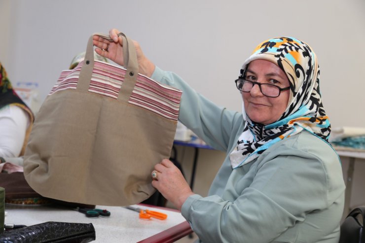 Çevreyi korumak için bez torba dikiyorlar