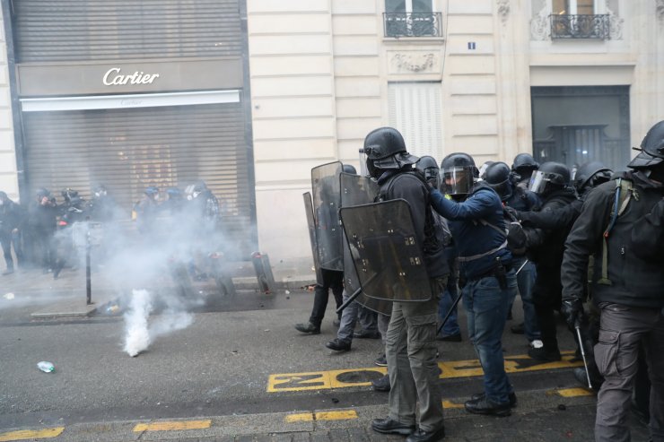 Paris'te tansiyon yükseliyor
