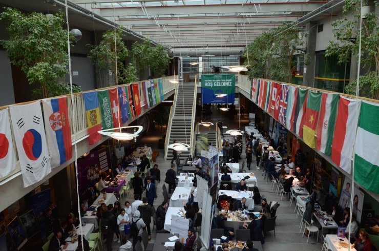 Otel ve yiyecek-içecek işletmeleri Özyeğin Üniversitesi'nde öğrencilerle buluştu
