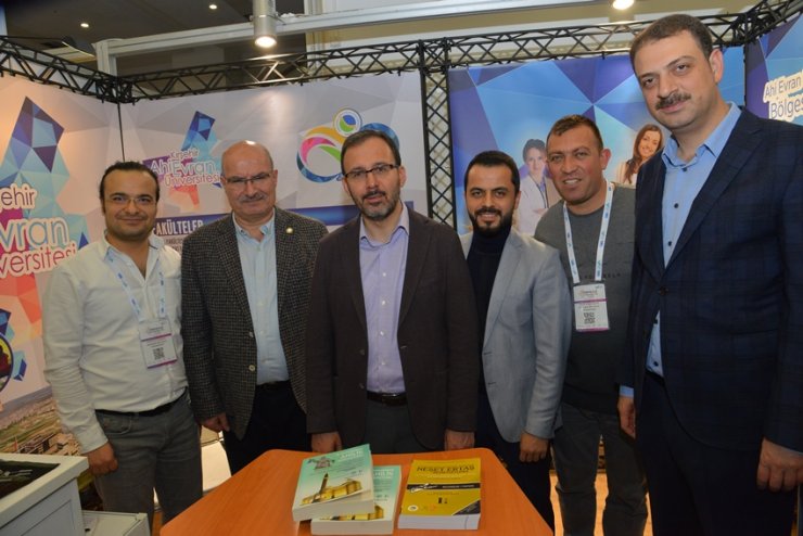 Üniversitenin tanıtım standına bürokrat ve siyasetçilerden yoğun ilgi