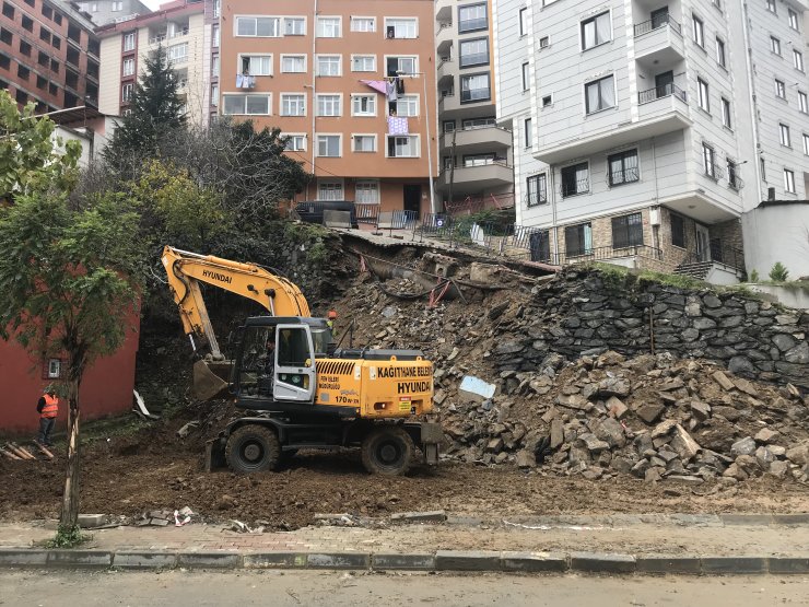 Kağıthane'de istinat duvarı çöktü