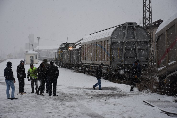 GÜNCELLEME - Kars'ta manevra yapan yük treninin vagonu raydan çıktı