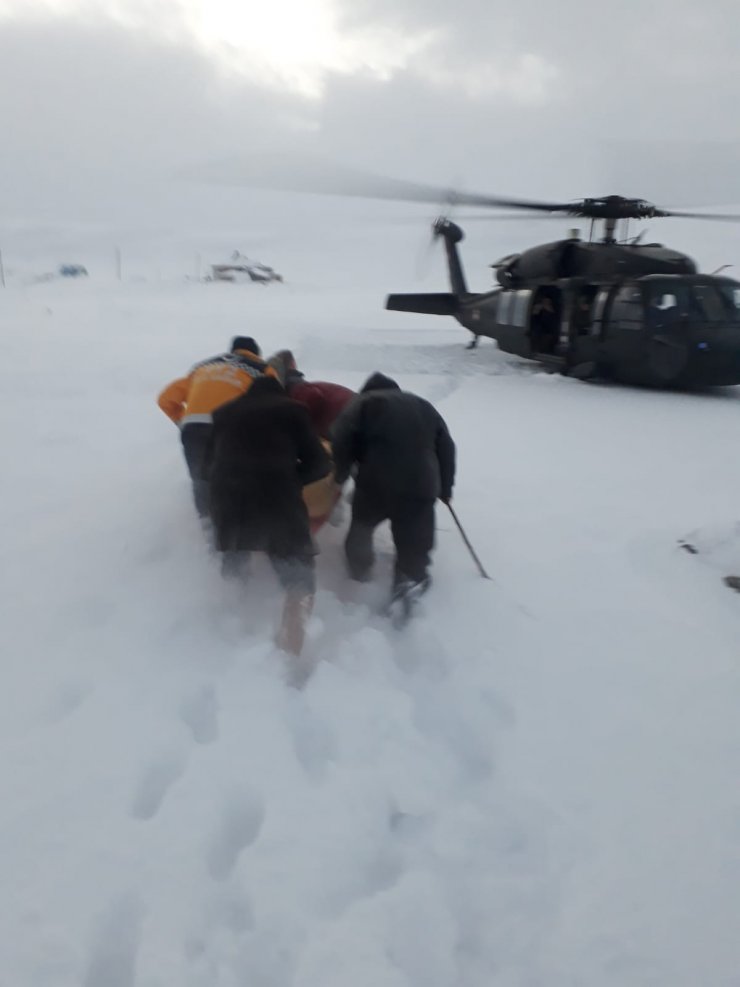 Askeri helikopter fenalaşan hasta için havalandı
